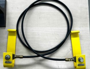 Conector SafeGrip Hitel instalado na base do trilho para aterramento ferroviário