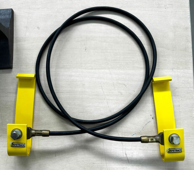 Conector SafeGrip Hitel instalado na base do trilho para aterramento ferroviário