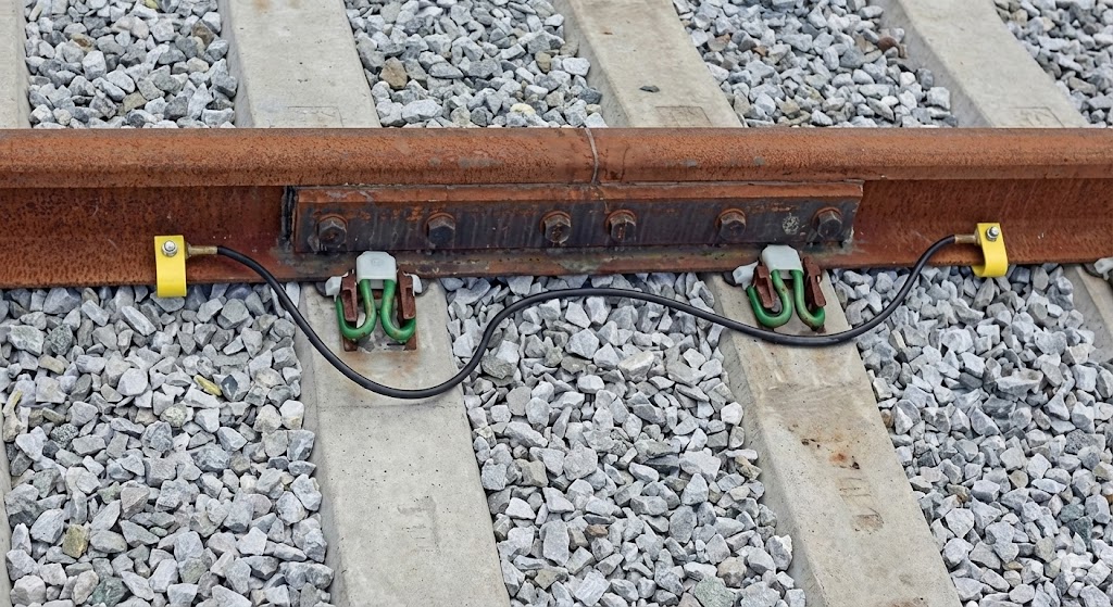 Dispositivo de curto-circuito ferroviário utilizando conectores Safegrip