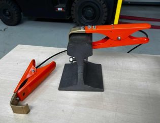 Técnico ferroviário utilizando SafeShunt para teste de ocupação de via