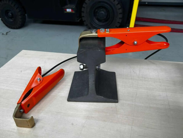 Técnico ferroviário utilizando SafeShunt para teste de ocupação de via