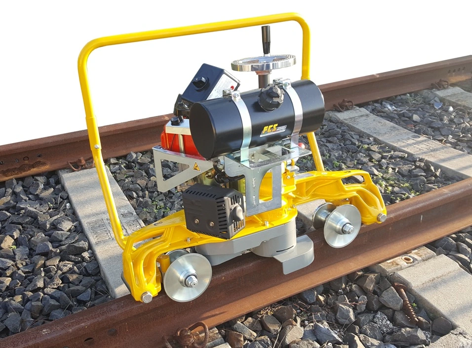 Equipamento Grinding realizando manutenção preventiva ferroviária
